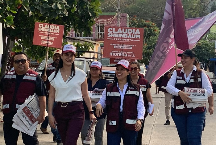 Rosi Bayardo dialoga con habitantes de Tapeixtles