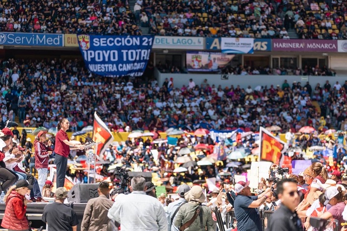 El futuro lo vamos a garantizar con Educación: Claudia Sheinbaum apuesta al desarrollo de los jóvenes de México ante 40 mil personas en Morelia, Michoacán