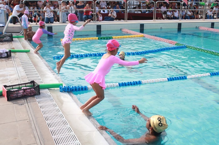 Menores de la escuela de natación realizan evaluación en la alberca de la Unidad ‘Morelos’