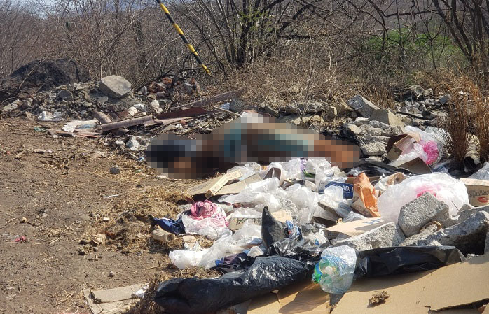 Localizan cadáver encobijado en un predio en la carretera a Pihuamo, cerca del crucero a Piscila