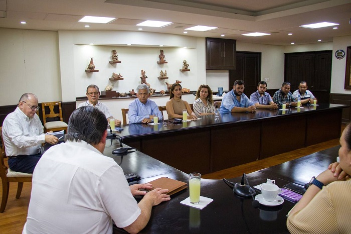 Gobierno de Colima atiende a representantes de transporte público; llegan a acuerdos