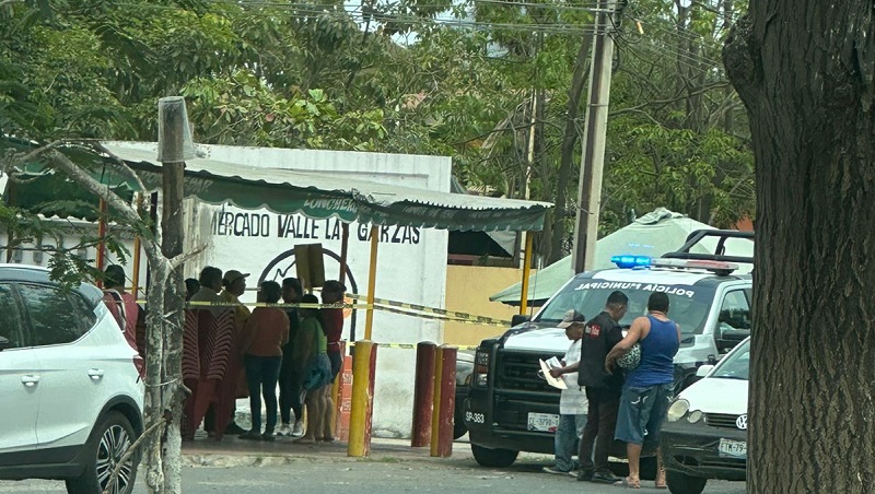 Intentan asesinar a un hombre cerca del mercado del Barrio 2 del Valle de las Garzas, en Manzanillo
