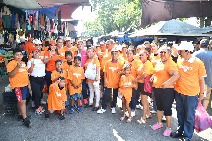 La «fosfomanía» sigue: Margarita Moreno agota camisas naranjas en el tianguis del Parque Hidalgo