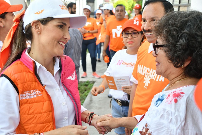 Casa por casa, Margarita Moreno visita a vecinos de la colonia magisterial