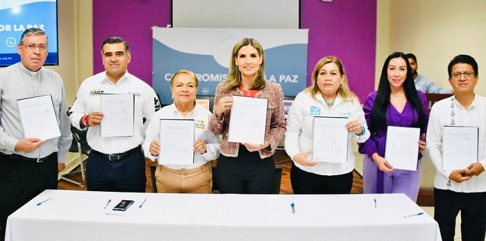 Acredita Margarita Moreno experiencia y resultados; firma los compromisos por la paz en UNIVA Colima.