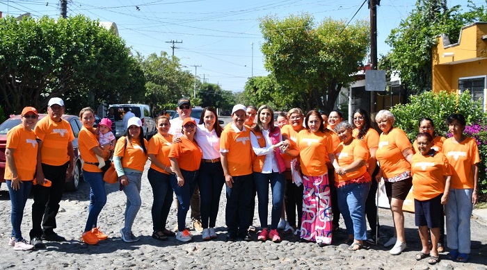 Más familias de la colonia Pimentel Llerenas se ponen la camiseta naranja con Margarita Moreno.
