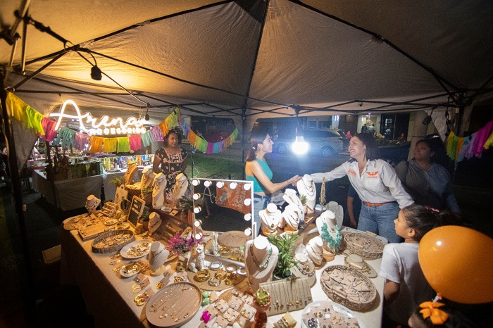 Reconocen comerciantes del Corredor Artesanal de Las Brisas el trabajo de Martha Zepeda del Toro