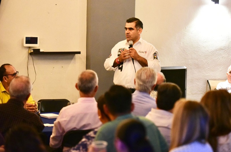 Trabajaremos por un municipio saludable, adelante Riult ante comunidad médica