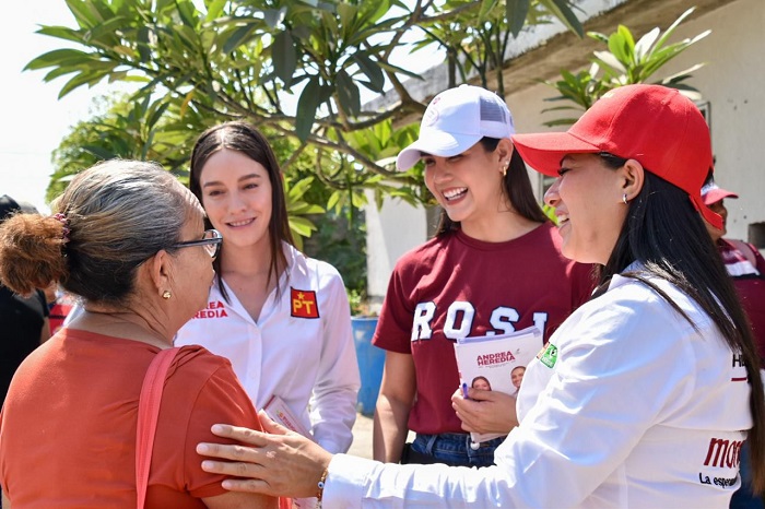 Rosi Bayardo ha visitado más de 40 colonias y sigue dialogando con los manzanillenses