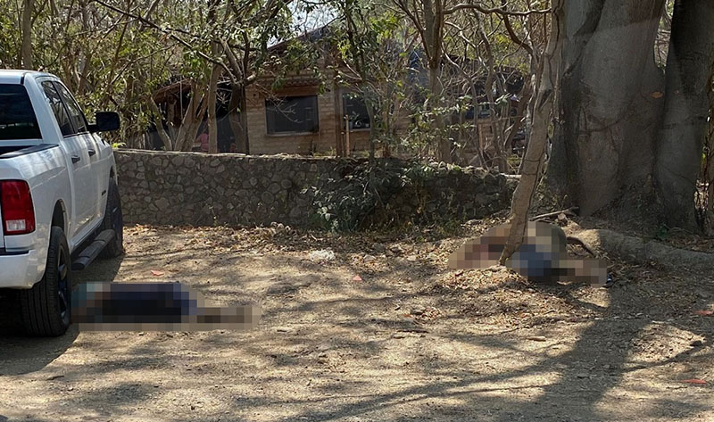 En el estacionamiento de un restaurante de Comala, asesinan a un hombre y una mujer