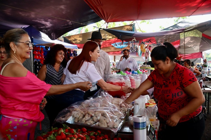 Recibe Tey respaldo de tianguistas y comerciantes en la Villa