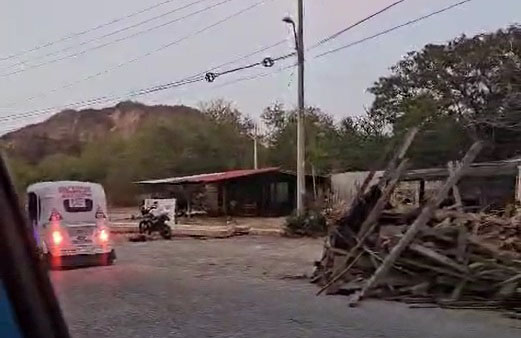 Balean a dos que viajaban en mototaxi en Manzanillo, uno de ellos muere en el lugar