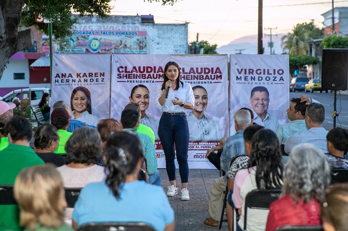 Comparte Viridiana Valencia con habitantes de la Colonia El Moralete el proyecto de la Dra. Claudia Sheinbaum