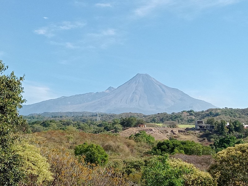 Volcán de Colima continúa en nivel base de actividad