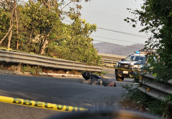 Muere degollado motociclista en fuerte accidente rumbo a Campos en Manzanillo