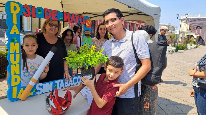 Intercambian cigarros por plantas en el centro de Colima