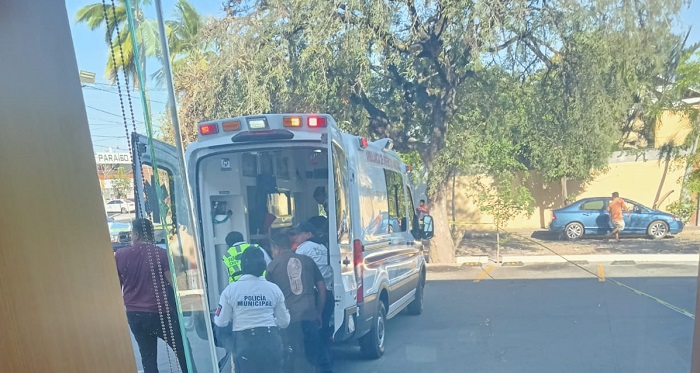 Un hombre herido por disparos, se refugia en una farmacia de Colima para solicitar apoyo