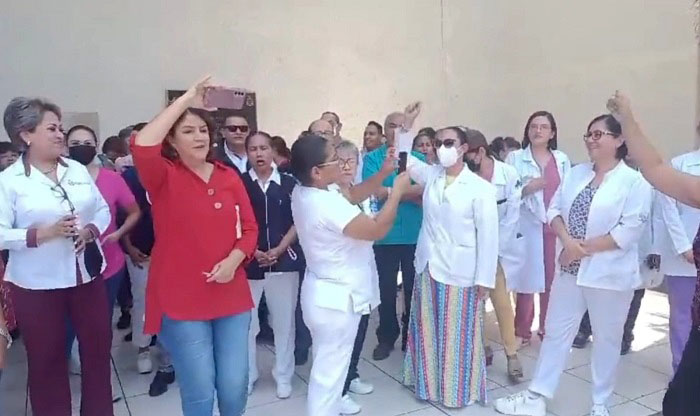 Con el grito de “queremos trabajar, pero no tenemos con qué” trabajadores del HRU se manifiestan exigiendo material e insumos