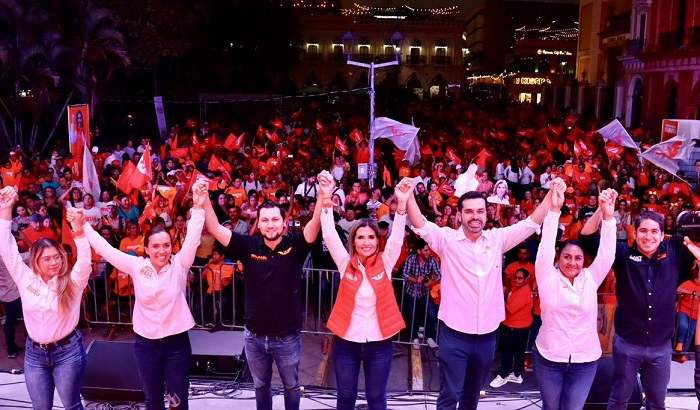 Colimenses dan respaldo masivo a Margarita Moreno y pintan de naranja el Jardín Libertad