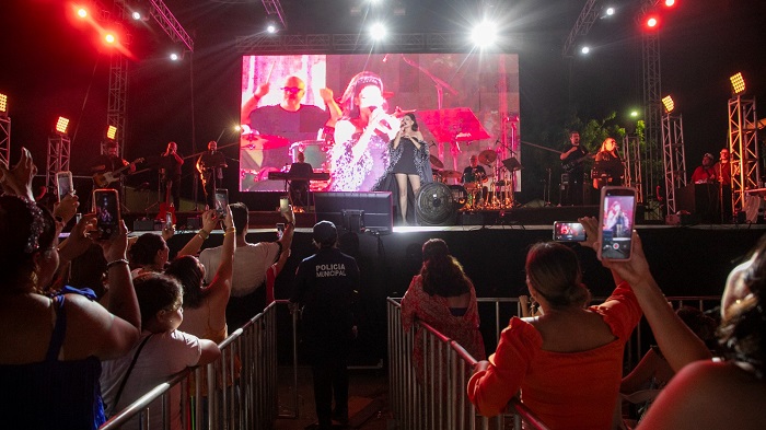 Gran éxito de Natalia Jiménez en máximos festejos manzanillenses