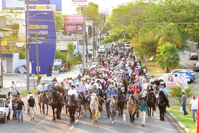 Cabalgan con Riult Rivera cientos de jinetes por amor a Colima y sus tradiciones