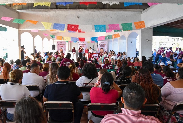 Rosi Bayardo celebra a niños y mamás de la zona centro