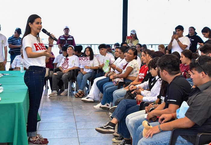 Rosi Bayardo dialoga y escucha a los jóvenes en foro