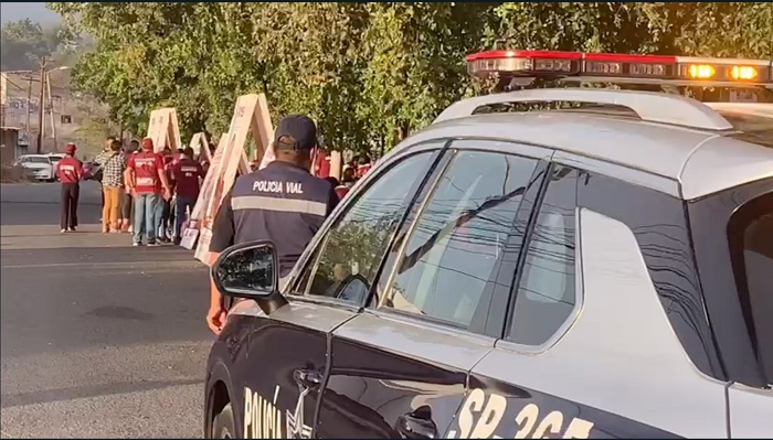 Policías sacan a mujeres de la unidad deportiva de Las Joyas, porque esperaban evento con Rosi Bayardo