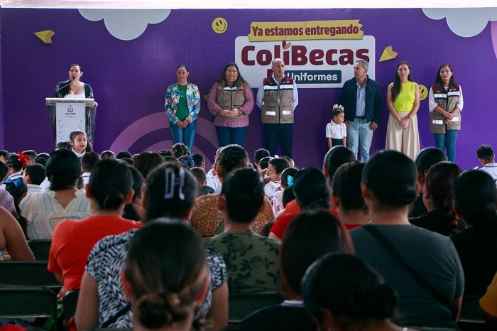 Gobierno Colima entregó ColiBecas-Uniformes a estudiantes de Minatitlán, este jueves