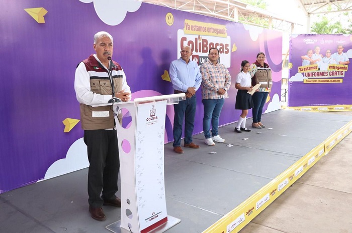 Gobierno Colima entregó ColiBecas-Uniformes a estudiantes de Ixtlahuacán, este viernes