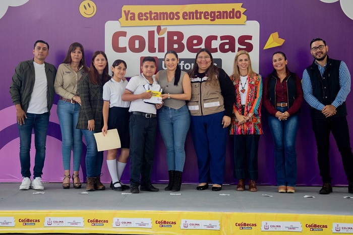 Gobierno de Colima inició la entrega de 3,317 ColiBecas-Uniformes en Comala