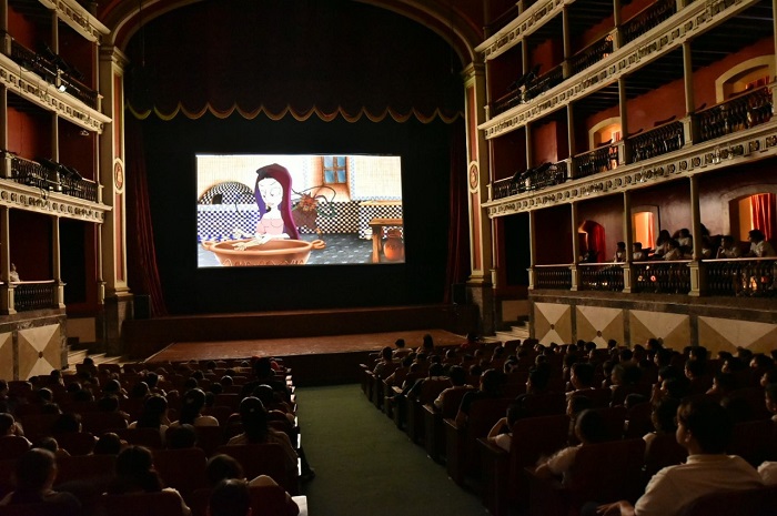 Estudiantes colimenses de primaria disfrutan función gratuita de Cine para Todxs, en el Teatro Hidalgo