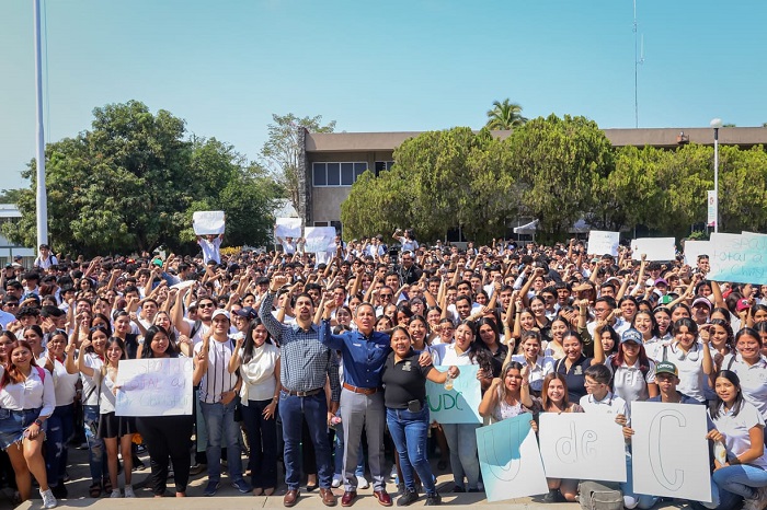 Se pronuncian estudiantes por reelección de Christian Torres Ortiz por 4 años más