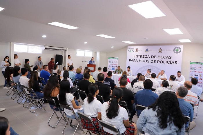 Gobierno Colima reconoce Entrega de Becas para Hijas e Hijos de Policías