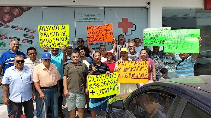 Jubilados petroleros exigen atención médica en estricto apego al contrato colectivo de trabajo.