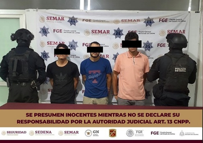 Policía Estatal de Colima detiene a 3 personas en camioneta, con arma de fuego y dosis de droga