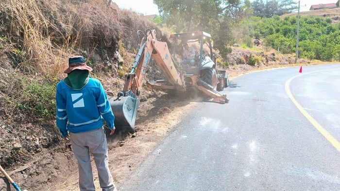 Seidum desazolva cunetas y limpia carreteras estatales de seis municipios de Colima