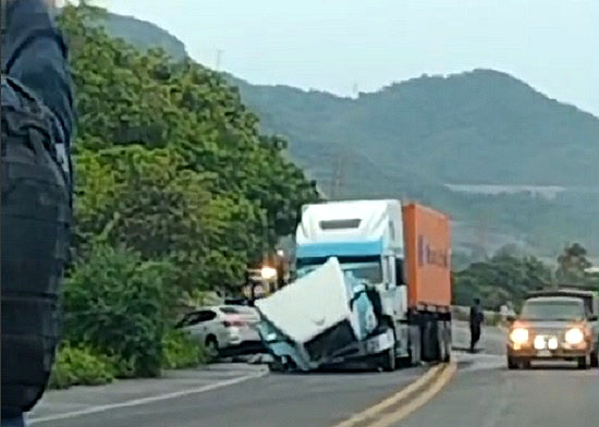 Muere conductor de auto compacto al impactarse contra tráiler en el Libramiento El Naranjo en Manzanillo