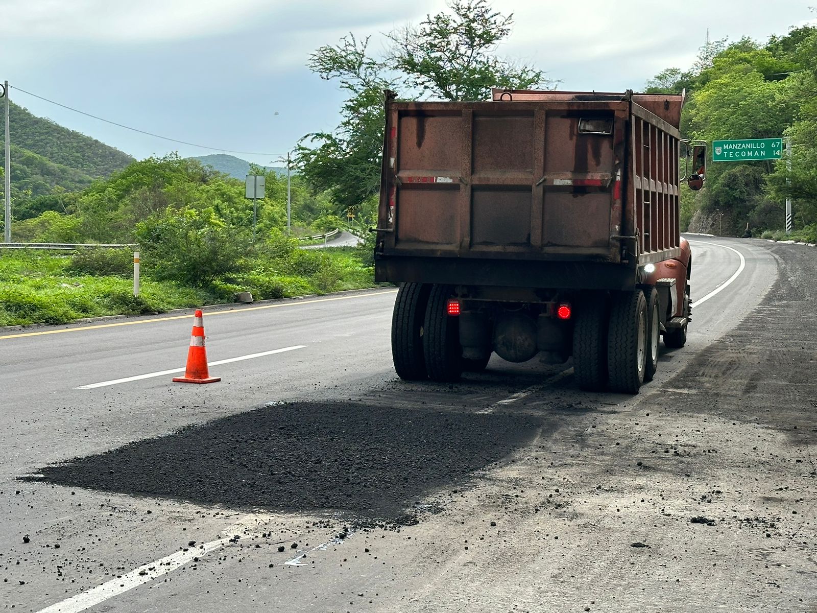 Atiende Seidum baches generados sobre la autopista Colima-Manzanillo