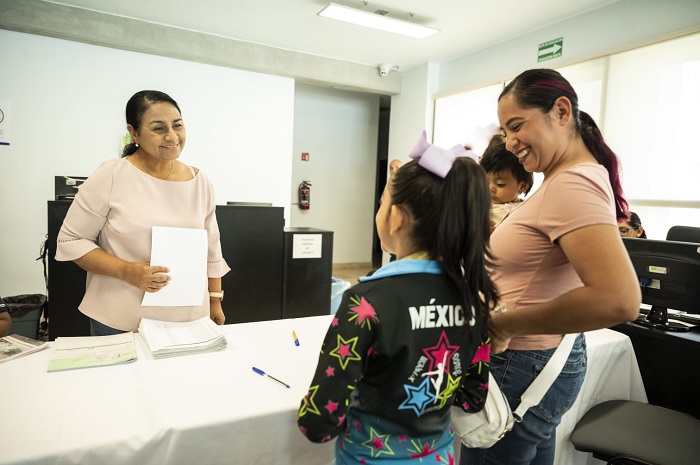 Griselda Martínez entrega apoyos sociales a familias manzanillenses