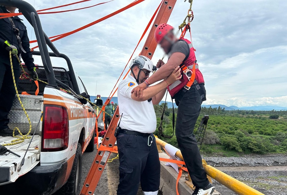 Protección Civil rescata a 25 trabajadores atrapados en plataforma sobre el Río Armería; no hay lesionados