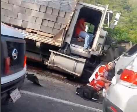 Joven socorrista resulta lesionado al ser impactado por un tráiler, en la autopista Colima-Manzanillo