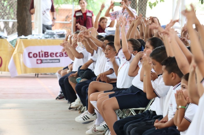 Gobierno de Colima entregó ColiBecas Uniformes este martes en Manzanillo