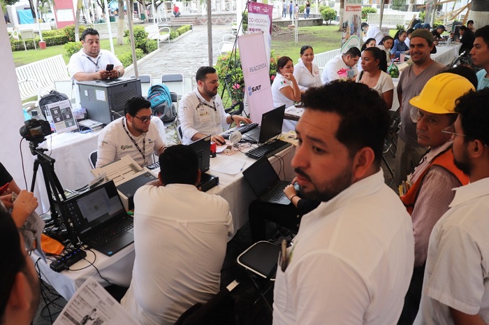 Participación del SAT e Infonavit en la Feria Nacional de Empleo para Jóvenes, en Tecomán