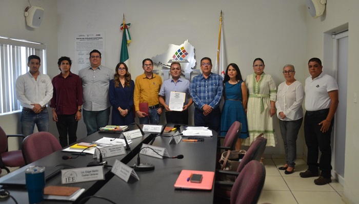 IEE Colima entrega constancia a Efrén Pacheco como regidor de Manzanillo y recibe informes de comisiones del Consejo General