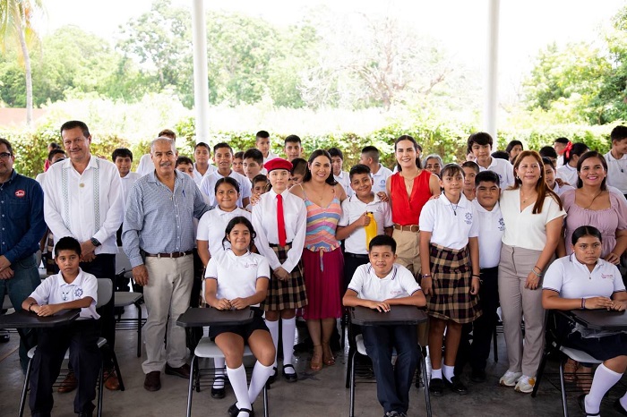 Estudiantes de secundaria de Manzanillo reciben mobiliario por el Gobierno de Colima