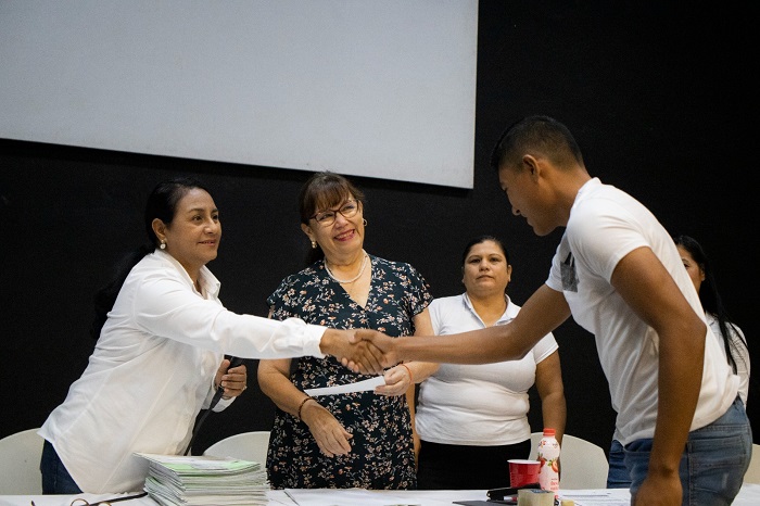 Griselda Martínez apoya a estudiantes de bachillerato y del nivel profesional