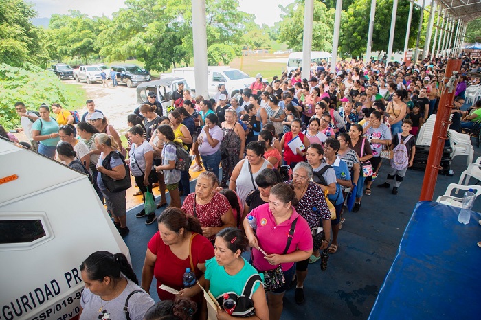 Entrega Griselda Martínez recursos a 1 mil 780 estudiantes manzanillenses de educación básica