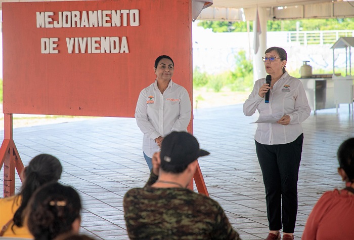 Entrega Griselda Martínez apoyo de mejoramiento de vivienda a 50 familias vulnerables