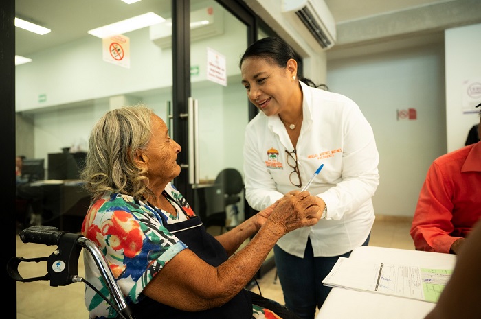 Griselda Martínez entrega apoyos sociales a familias manzanillenses